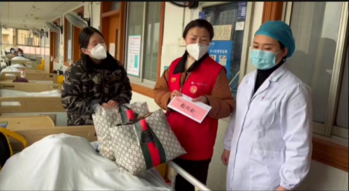 宣传科工作人员带着部分科室、爱心市民的捐款和捐物送到了病房,交到谭雨欣的手上_副本.png