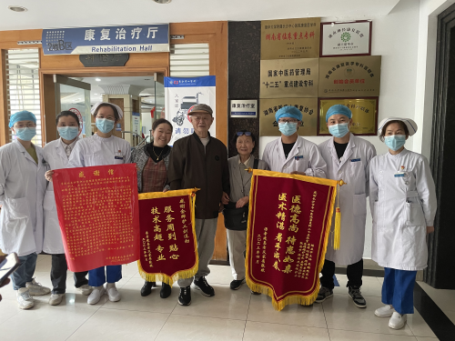 长沙八旬娭毑请记者表扬医院,医生却说:其实是她感动了我们!(图).png